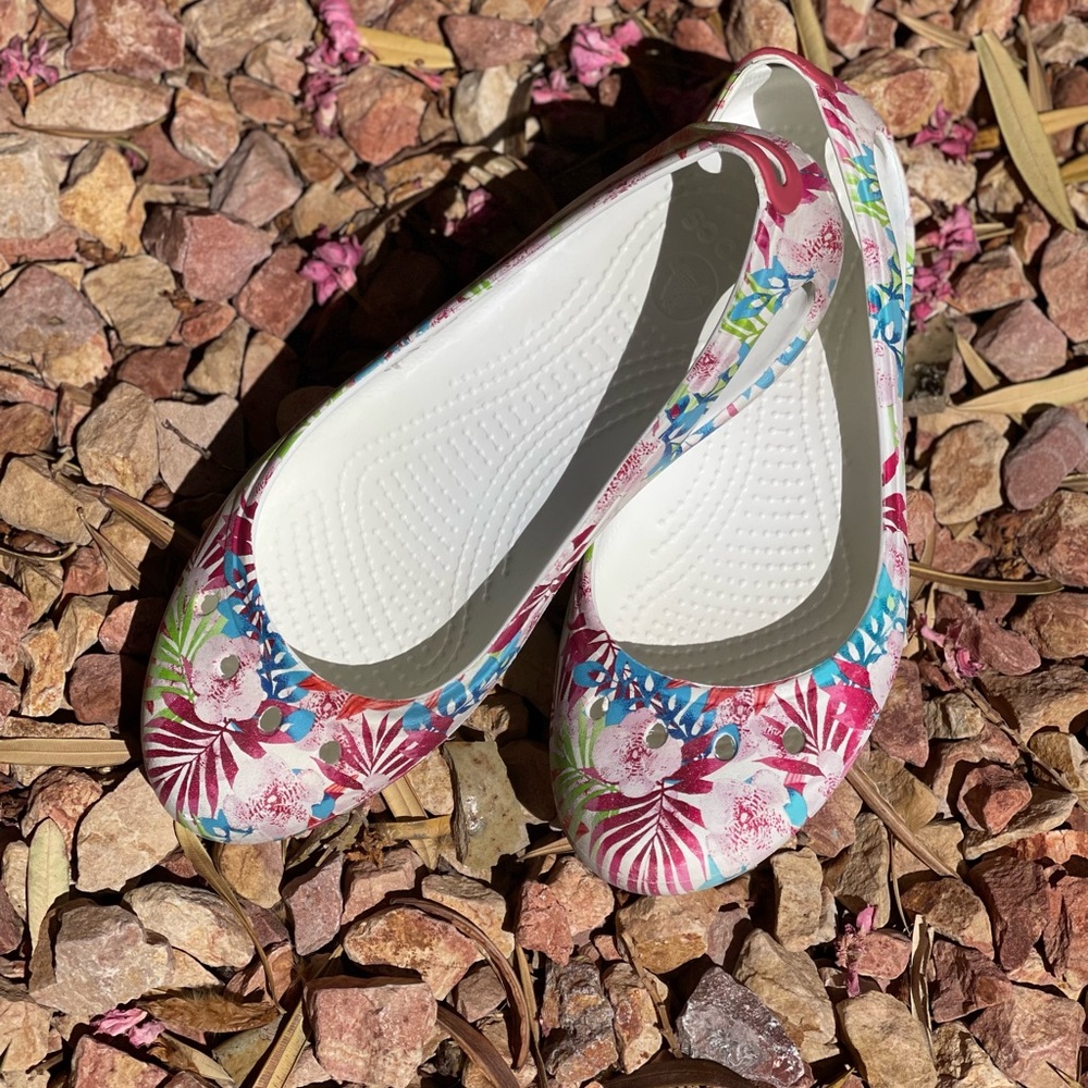 Crocs Iconic Comfort Pink Floral Ballet
Flats Shoes Women's 8 Slip On